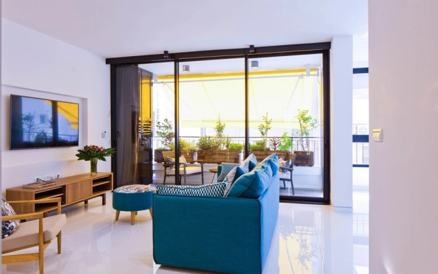 Elegant 2BR with Veranda by FeelHome