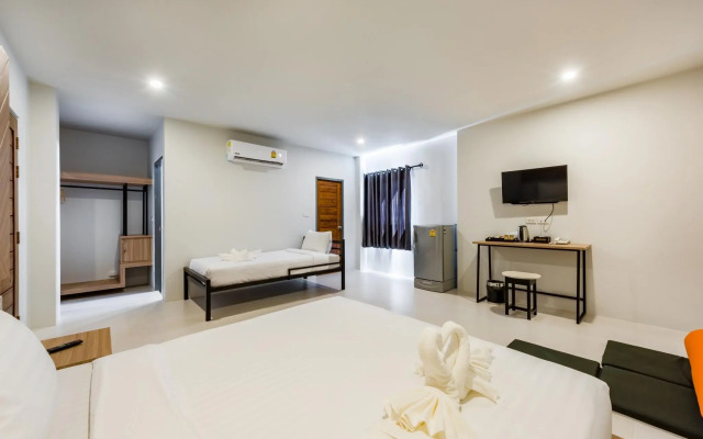 Phuket Marine Poshtel (SHA Plus+)