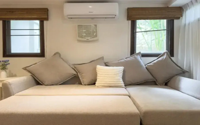 Tropical Poolside Villa SGB4