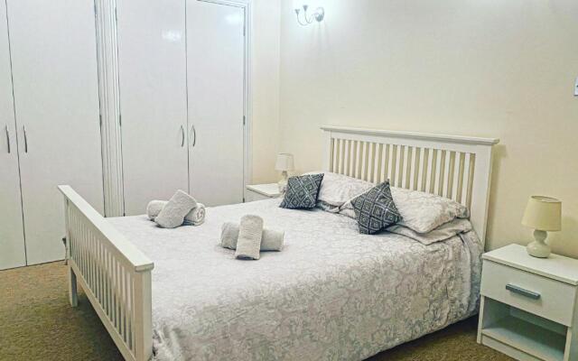 Luxury 2 Beds Apartment By The Sea