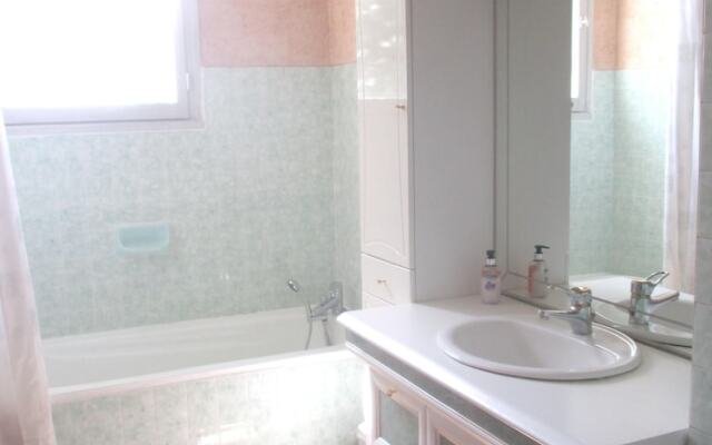 House With 4 Bedrooms in Charnay-lès-mâcon, With Wonderful Mountain Vi