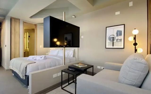 w Artistic Loft in Unique Building