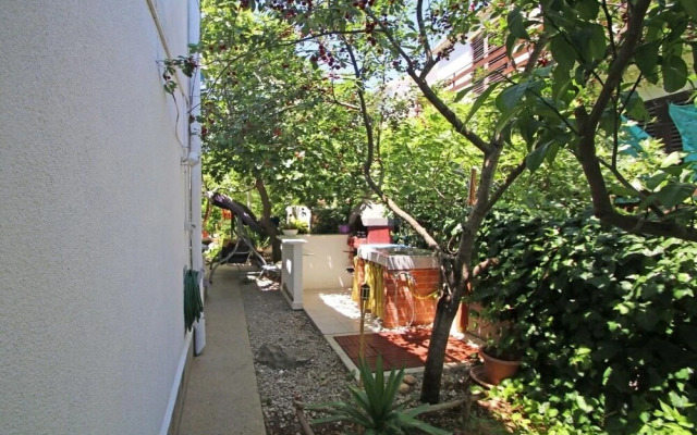 Zeljko - With Nice Garden - H