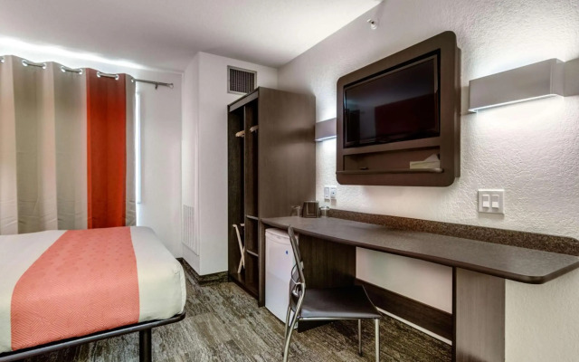 Motel 6 Saskatoon, SK