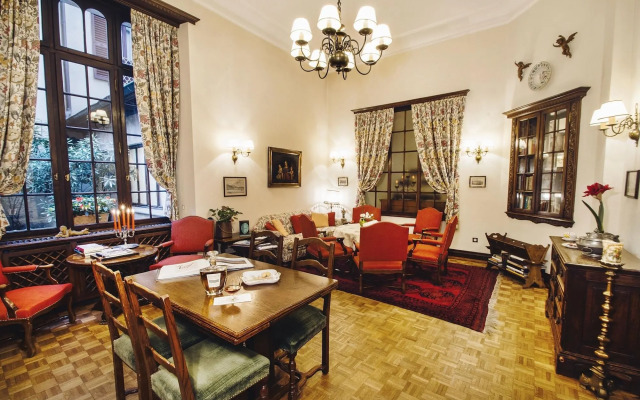 International au Lac Historic Lakeside Hotel