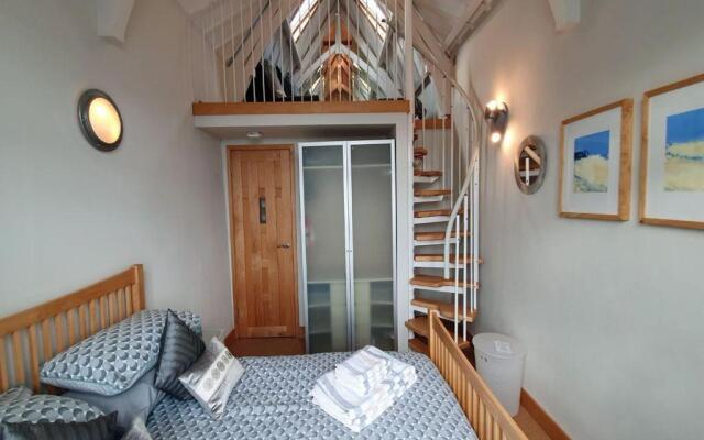 16 Clarence Hill - Iconic Dartmouth House with Enchanting Garden