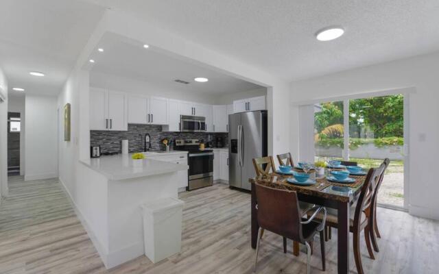 *Beautiful Family House 3 bd/2 bathrooms+backyard*