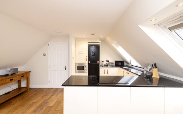 JOIVY Inviting Flat Near Edinburgh Castle W/ Parking