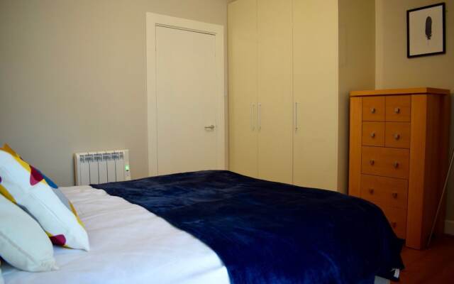 1 Bedroom Modern Apartment in Dublin Sleeps 4