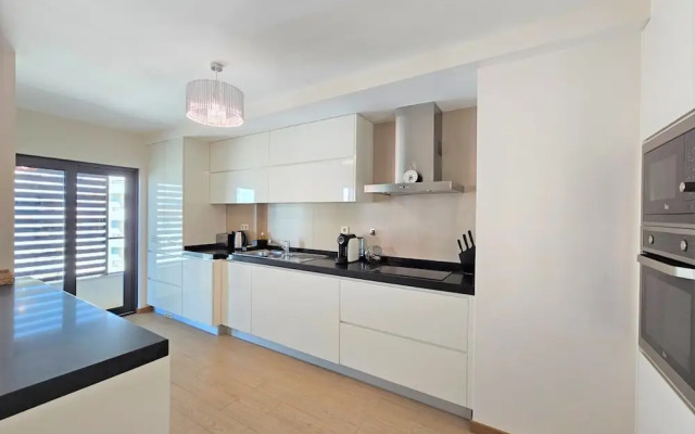 Rocha Prime Center Garage Flat