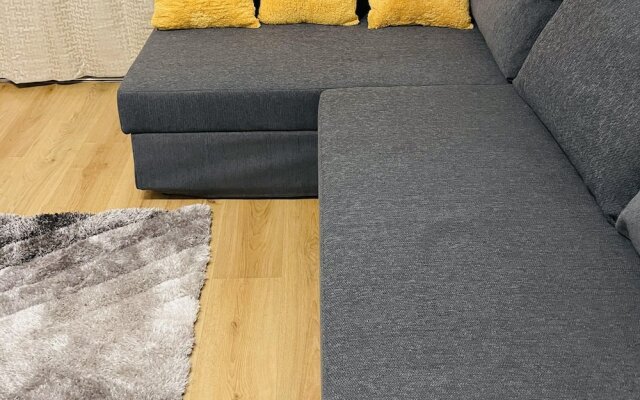 Walk to Lcy Airport/ Excel /dlr 1Br Flat