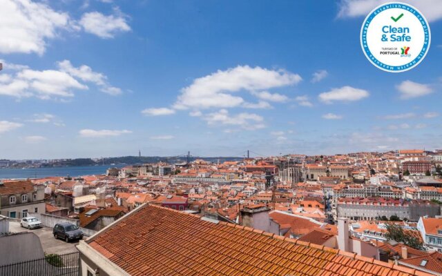 Breath-Taking River & City View Stunning 3 Bedrooms & 3 Bathrooms With AC Alfama Castle district 1st Floor Apartment