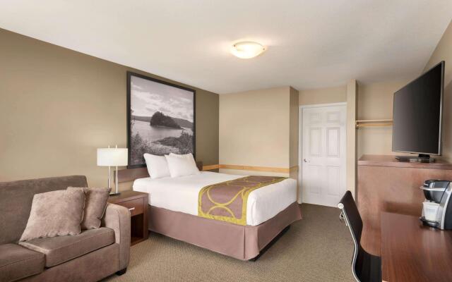 Super 8 by Wyndham Courtenay