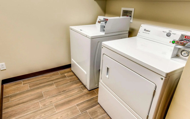 Econo Lodge Inn & Suites