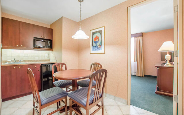 Quality Inn and Suites Brossard