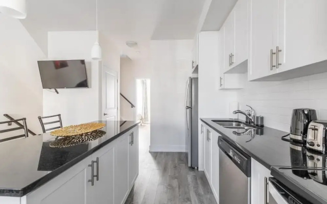 4BR 3BA Townhouse on Lake Ontario Free Parking Gym