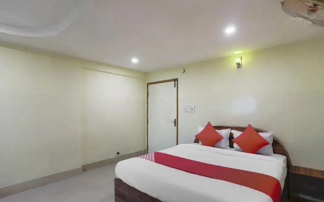 OYO 438 Sarala Residence Hotel
