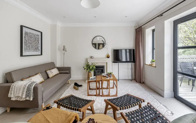 Riverside Home with Private Parking
