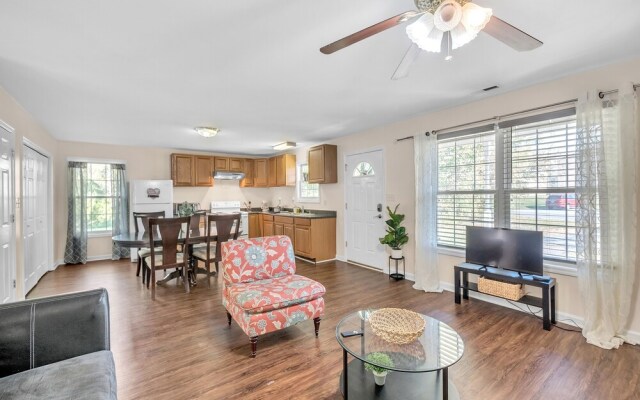 Have The Best Stay At Our Modern Art Gallery Home 3 Bedroom Home by Redawning