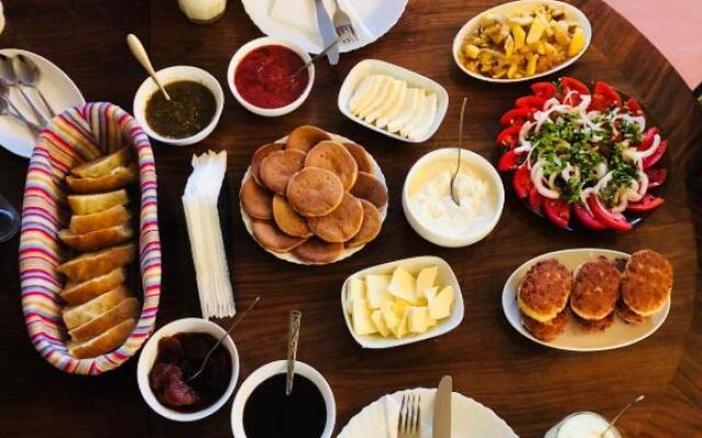 Travel Inn House Mestia • მოგზაურის სახლი