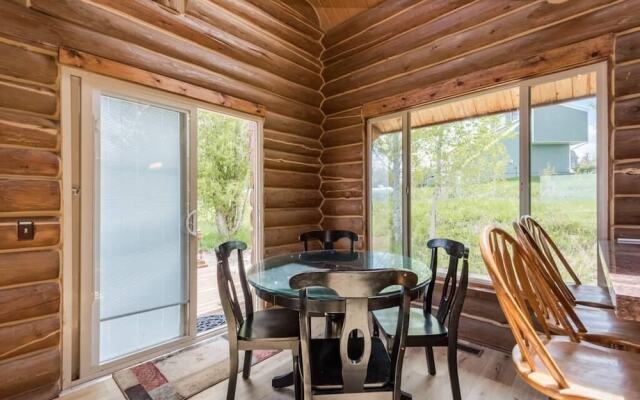 The Two Moose Inn - Luxury Log Cabin for Families!