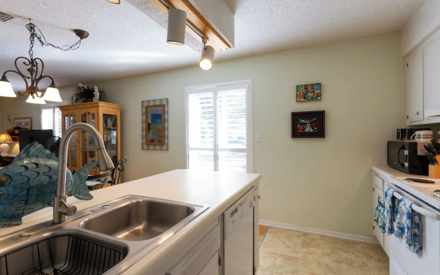 Quiet Condo ~ 10 Mi to Dtwn Pensacola