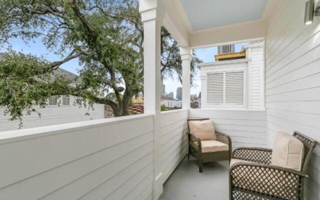 Stunning 3BR on Carondelet by Hosteeva