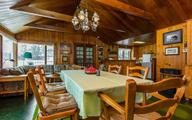 Deja Blue~mary Lake Boathouse~full of Charm!