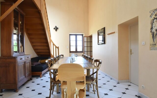 Vintage Farmhouse in Vinzelles with Pool