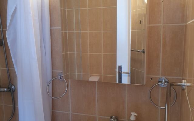 Studio/scenic Views/pool/air Con/near Attractions
