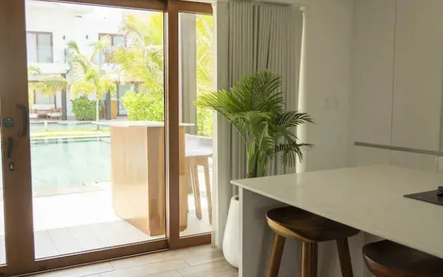 7 Guests 2 BR Private Jacuzzi Shared Pool