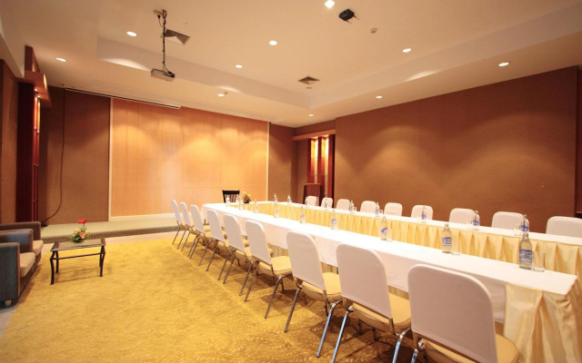 Golden Crown Grand Hotel