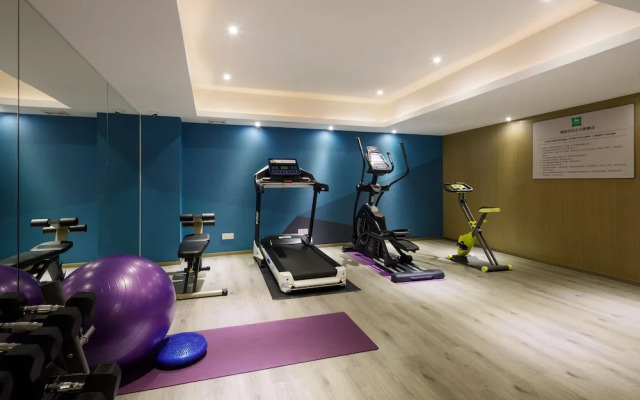 Kaigaosi Hotel (Guangzhou Railway Station Subway Station Baima Clothing City)