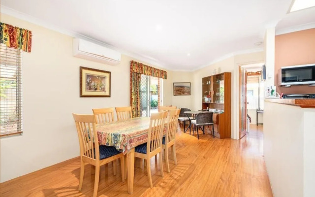 Hidden Gem Getaway in Dunsboroughs Heart