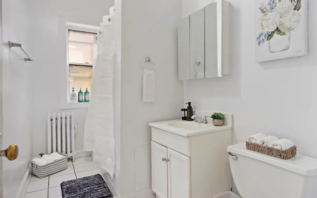 Feel at Home 2BR Apt - Buckingham 3