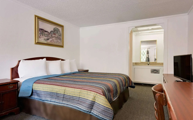 Knights Inn Macedonia