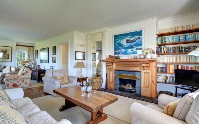 Modern Holiday Home in Padstow With Garden