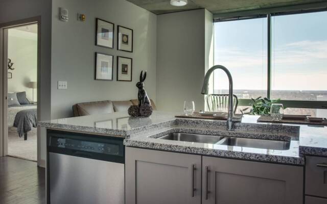 Luxury 2BR Apt In Uptown City View