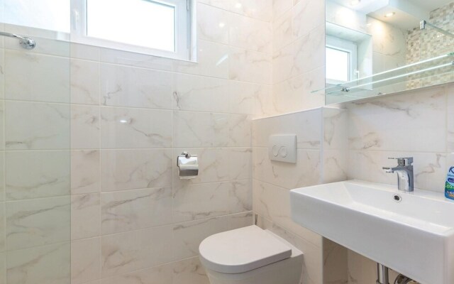 Beautiful Home in Dramalj With Wifi and 4 Bedrooms