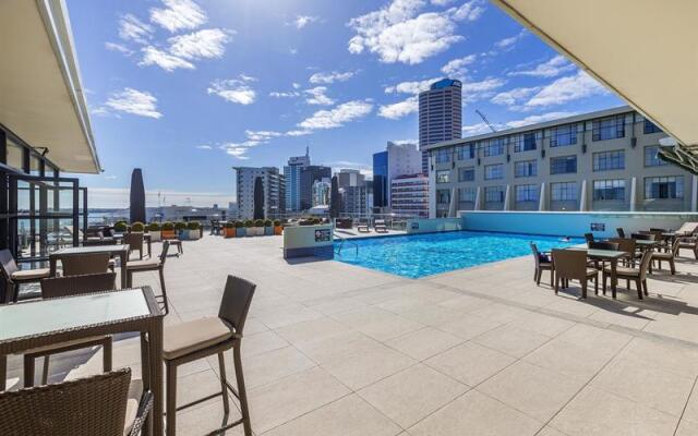 Sea view studio with pool and gym