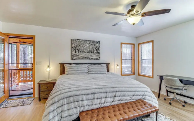 Pet-friendly Cabin w/ Fire Pit in Pinetop!