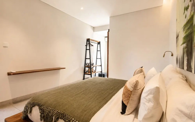 Elegant 4BR Seminyak Villa, Enclosed Living, – Guest Rooms – Kuta