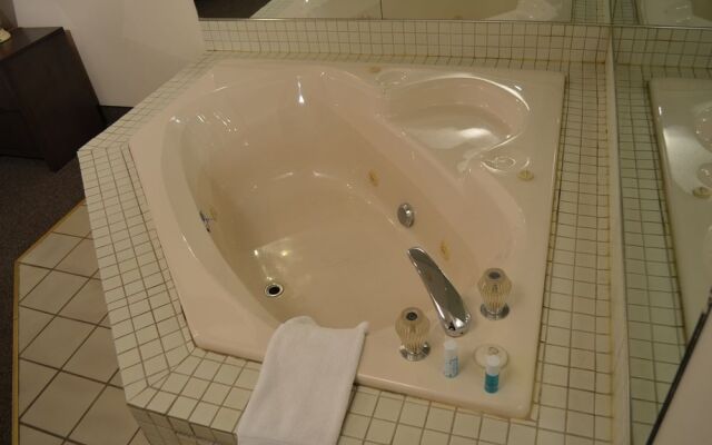 Americas Best Value Chalet Inn and Suites Niagara Falls