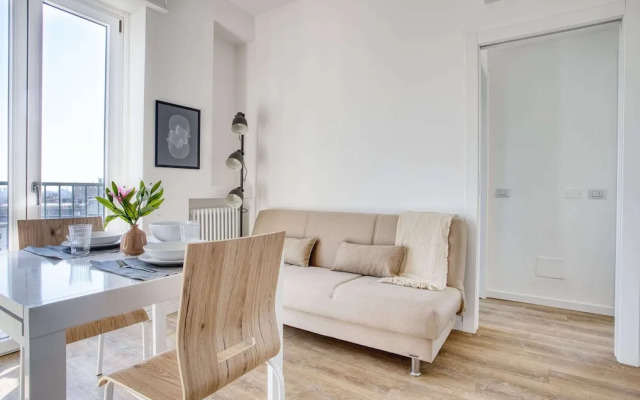 Bright flat near Lambretta Park