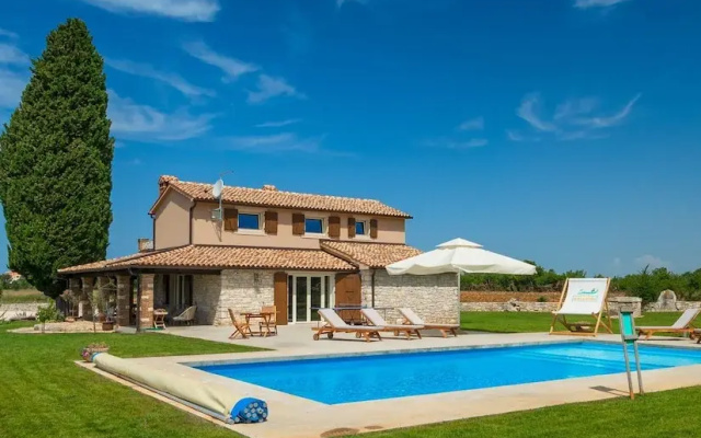 Spacious Country Villa With Private Pool