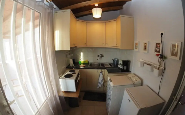 Psirri Artistic Rooftop Apartment with Acropolis View