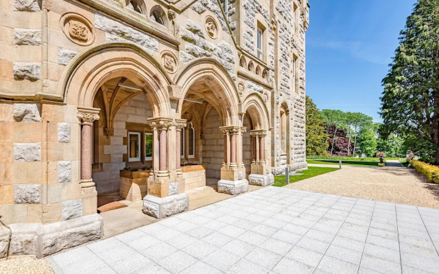 The Lucy Suite Stone Cross Mansion