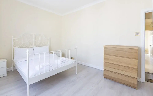 Spacious 4 Bed Apartment Near Tooting Gardens