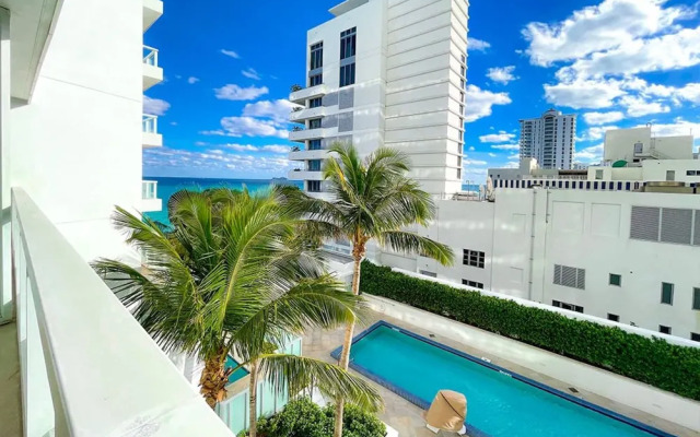 FontaineBleau Balcony 10 min from SoBe