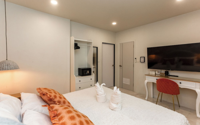 Newly Renovated Pool Villa with BBQ V296